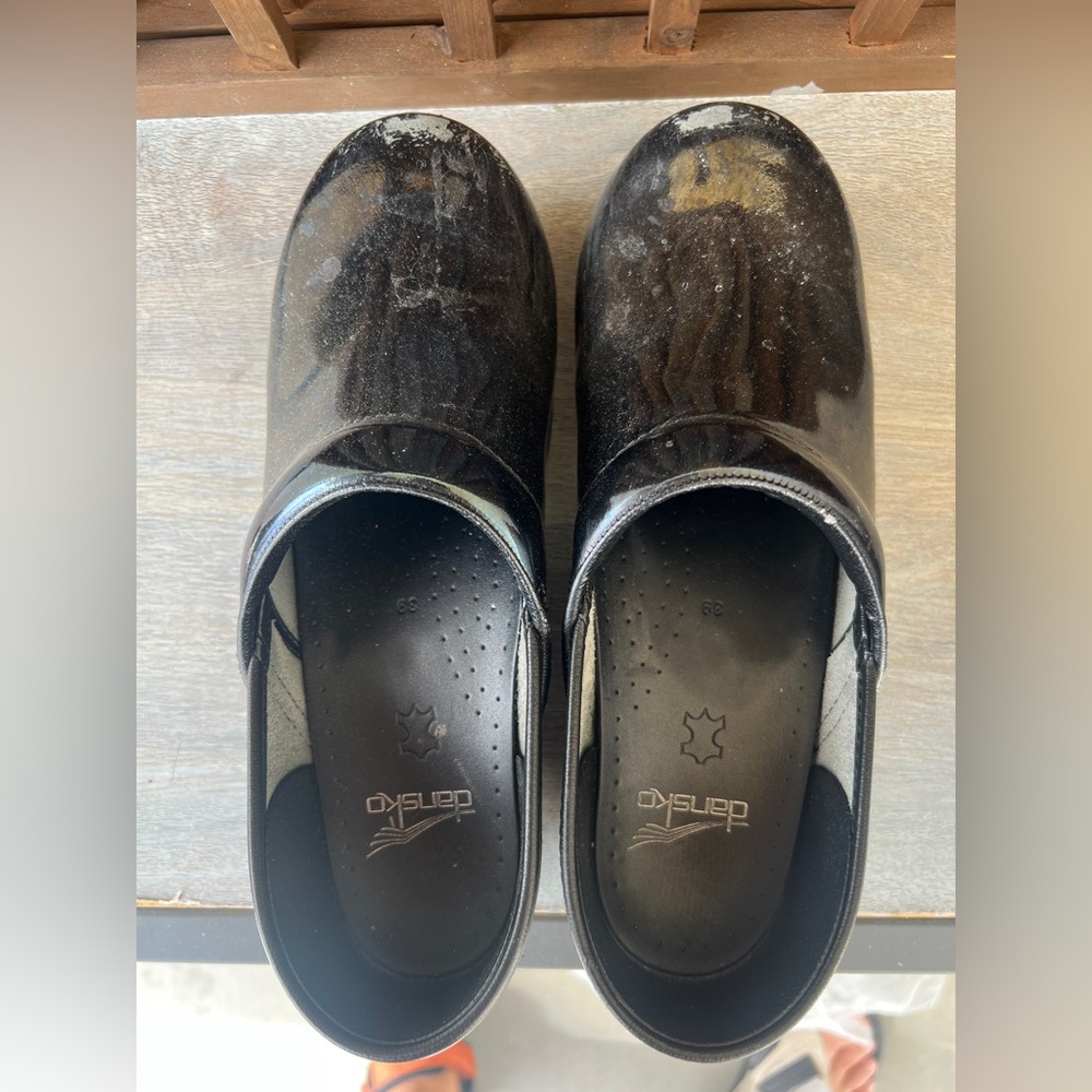 Dansko women’s 39 patent black clogs